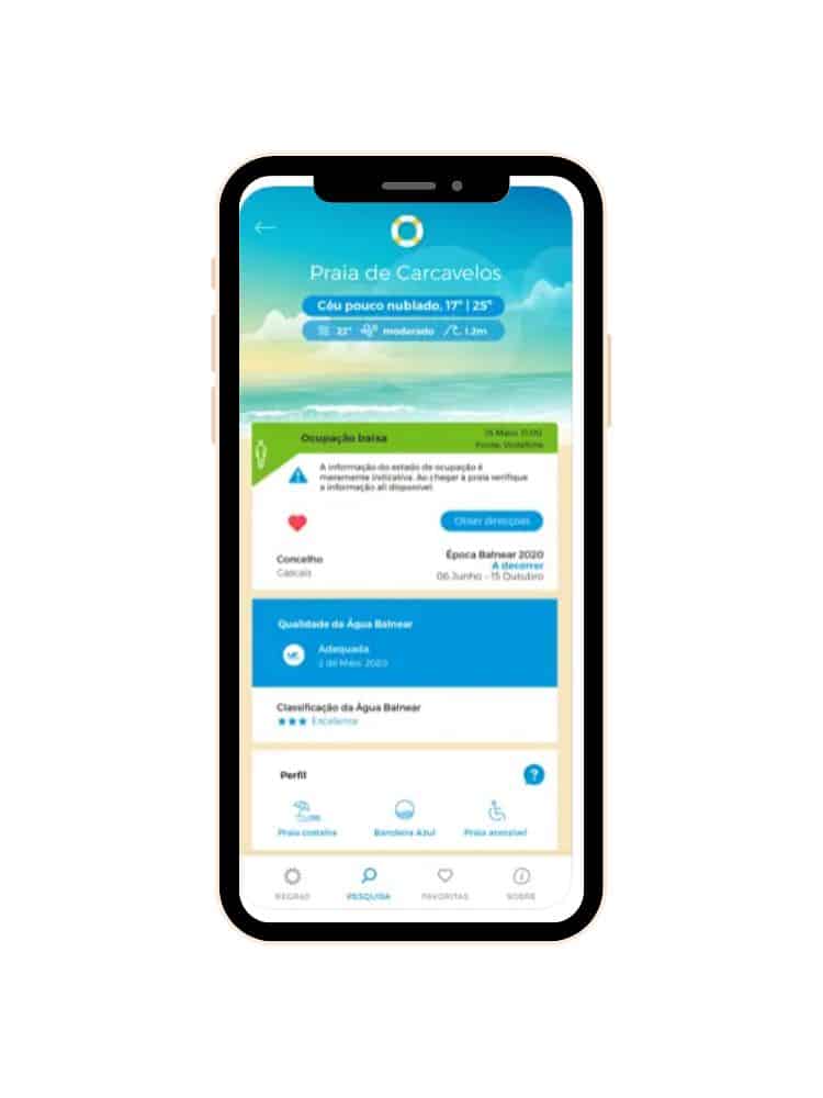 Smartphone screen showing the 'Praia de Carcavelos' on a beach information app, with weather details, water quality status, and beach features like 'Bandeira Azul' (Blue Flag) and 'Praia acessível' (Accessible Beach).