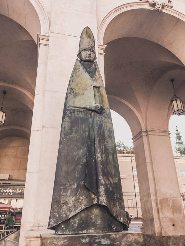 Flat head statue in Salzburg
